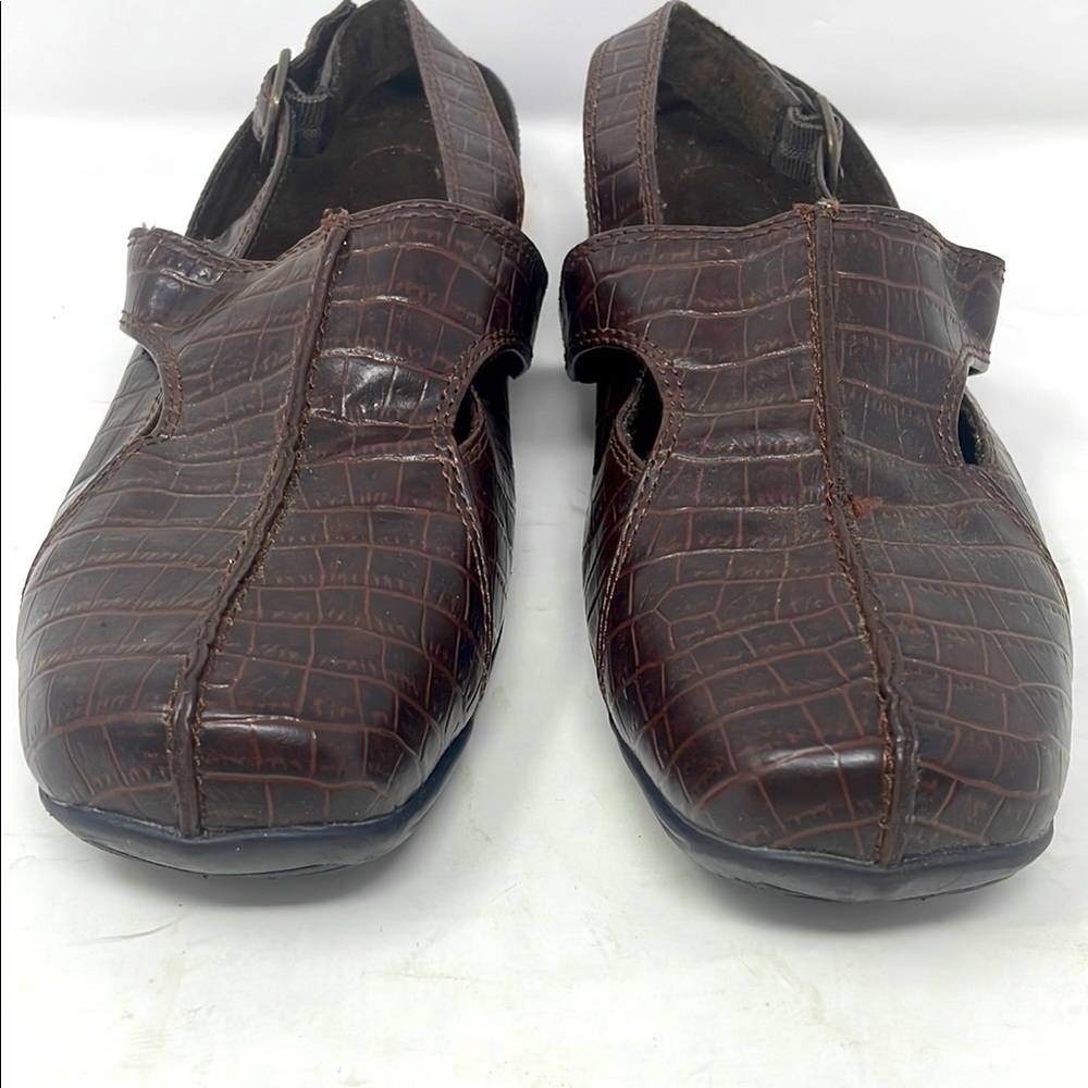 Easy Street Brown Slingback Closed Toe Shoes Size 10N Excellent Condition